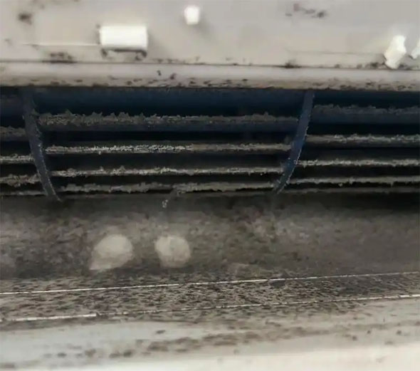 萨嘎空调吹的风有股烧焦味是怎么回事